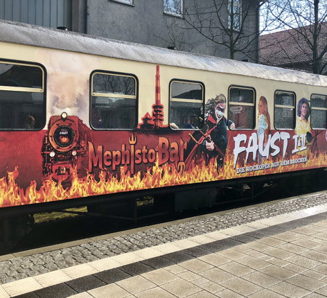 Mephistobarwagen am Bahnsteig