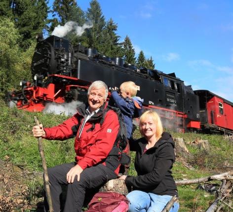 Familie vor Dampfzug