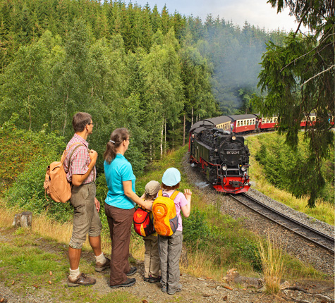 Dampflok im Wald mit Familie