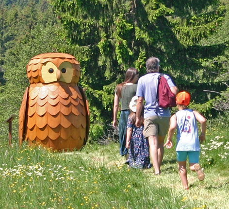 Familie geht in den Wald