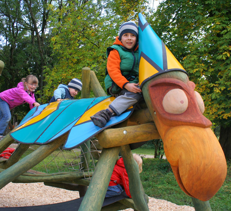 Kinder klettern auf Holztier