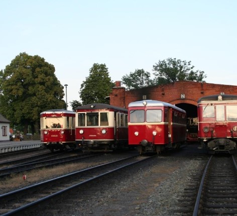 Vier Triebwagen nebeneinander