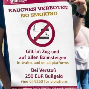 Gilt ab dem 1. Juli bei den Harzer Schmalspurbahnen: Neue Aushänge weisen auf das erhöhte Bußgeld bei Verstößen gegen das Rauchverbot auf den Bahnsteigen und in den Zügen hin. (Foto: HSB/Dirk Bahnsen)