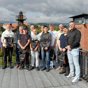 Start ins Berufsleben bei den Harzer Schmalspurbahnen (v.l.n.r.): Anne Berghof (HSB-Personalleiterin), Lukas Villbrandt, Michael Kröber (HSB-Betriebsratsvorsitzender), Eric Golze, Norman Just (HSB-Eisenbahnbetriebsleiter), Tim Justin Horst, Benedikt Lockemann, Oskar Kral, Jannis Gabauer, Mario Schmidt (HSB-Marketing- und Vertriebsleiter), Leo Weste und André Schrader (HSB-Ausbilder) (Foto (HSB/Dirk Bahnsen)