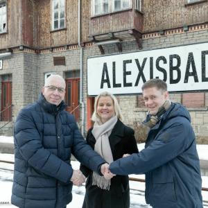 Freudiger Handschlag für die Zukunft des Empfangsgebäudes im Bahnhof Alexisbad (v.l.n.r.): Markus Hercher, HSB-Geschäftsführerin Katrin Müller und Harzgerodes Bürgermeister Marcus Weise  (Foto: HSB/Dirk Bahnsen)