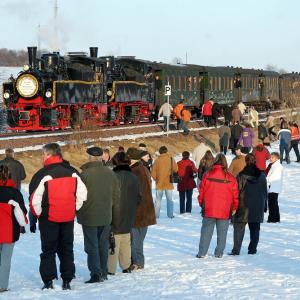 Heute vor 20 Jahren: Der festlich geschmückte Premierenzug von Gernrode (Harz) nach Quedlinburg (Foto: HSB/ Matthias Bein)