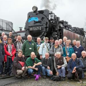 „The Snowdonian“ im Harz: Im April 2015 war eine Delegation der der Ffestiniog & Welsh Highland Railways bei der HSB zu Besuch. Geschmückt mit dem markanten blauen Waliser Lokschild ging es auf Erkundungsfahrt durch den Harz. (Foto: HSB/Dirk Bahnsen
