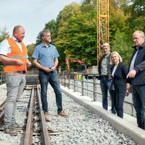 Gemeinsame Besichtigung des sanierten Viadukts: HSB-Eisenbahnbetriebsleiter Norman Just (links) und HSB-Geschäftsführerin Katrin Müller (2. von rechts) erläuterten heute dem Nordhäuser Landrat Matthias Jendricke (rechts), Harztors Bürgermeister Stephan Klante (Mitte) und Nordhausens Oberbürgermeister Kai Buchmann (2. von links) vor Ort die erfolgten Sanierungsmaßnahmen. (Foto: HSB/Dirk Bahnsen)