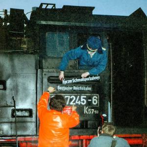 Symbolischer Schilderwechsel an der Dampflok:  Bereits am Abend des 31. Januar 1993 wurde mit der Umschilderung der Fahrzeuge begonnen, hier an der Dampflok 99 7245 (Foto: HSB/ Jürgen Steimecke)