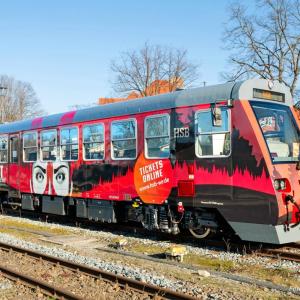 Für die neue Veranstaltung wirbt ab sofort auch ein Triebwagen der HSB bei seinen täglichen Fahrten auf dem Streckennetz im Harz. (Foto: HSB/Dirk Bahnsen)