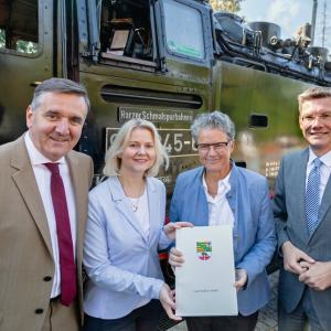 Freude über rund 11 Mio. Euro für Grunderneuerung zwischen Wernigerode und dem Brocken (v.l.n.r.): Landrat Thomas Balcerowski, HSB-Geschäftsführerin Katrin Müller, Ministerin Dr. Lydia Hüskens und Parlamentarischer Staatssekretär Christian Hirte (Foto: HSB/Dirk Bahnsen)