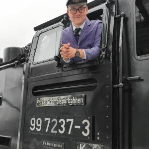 Internationale Freundschaft: Bereits zum dritten Mal ist Caleb Lovegrove aus Wales als Gastheizer auf den Dampflokomotiven der HSB im Einsatz. (Foto: HSB/Dirk Bahnsen)